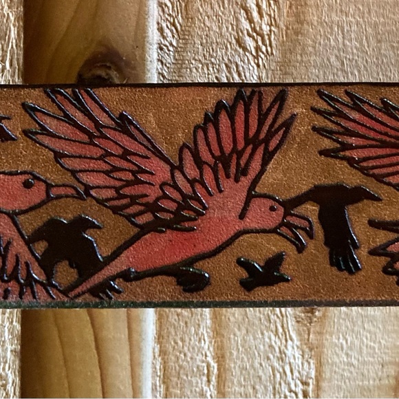Hand tooled leather belt with pink birds - Picture 3 of 12
